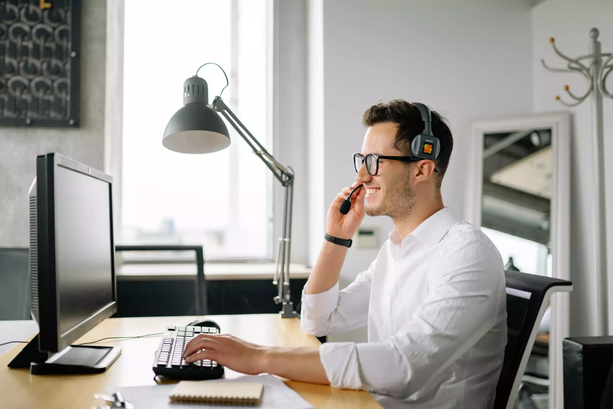 Kundenberater telefoniert mit freundlichem Lachen